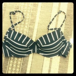 NWT💦Old Navy 💦Black & white stripe💦 swim top